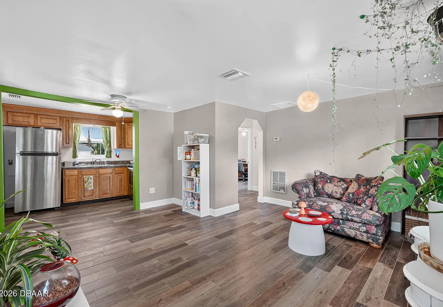 2 bed, 1.0 bath, 834 sqft, $1,900 — Photo 3