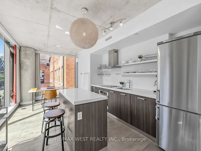 560 King St W #214 — Photo 6