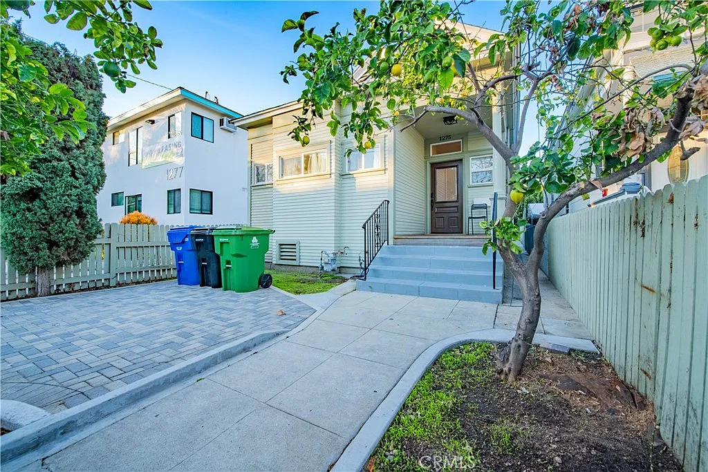 3 bed, 834 sqft, $1,550 — Photo 1