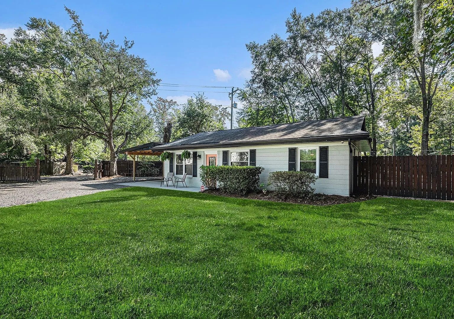Charming 3BR Home in Charleston — Photo 2