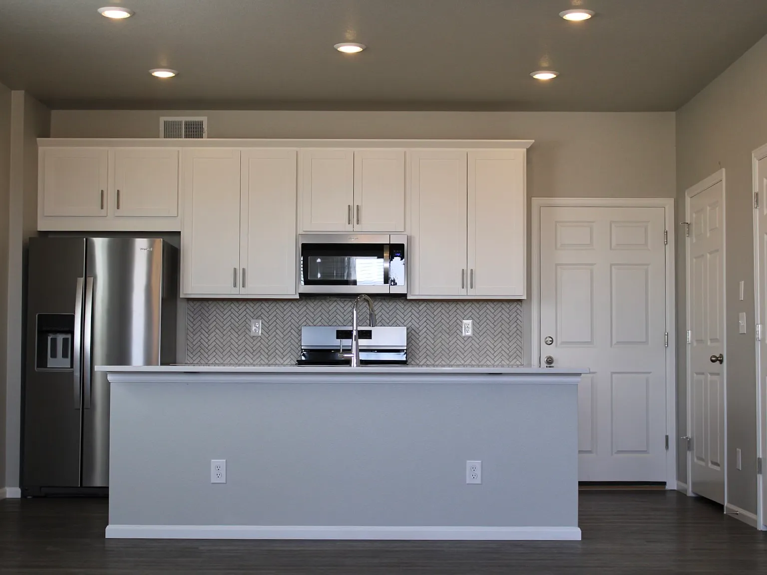 3 bed, 2.5 bath, 1900 sqft, $3,200 — Photo 2