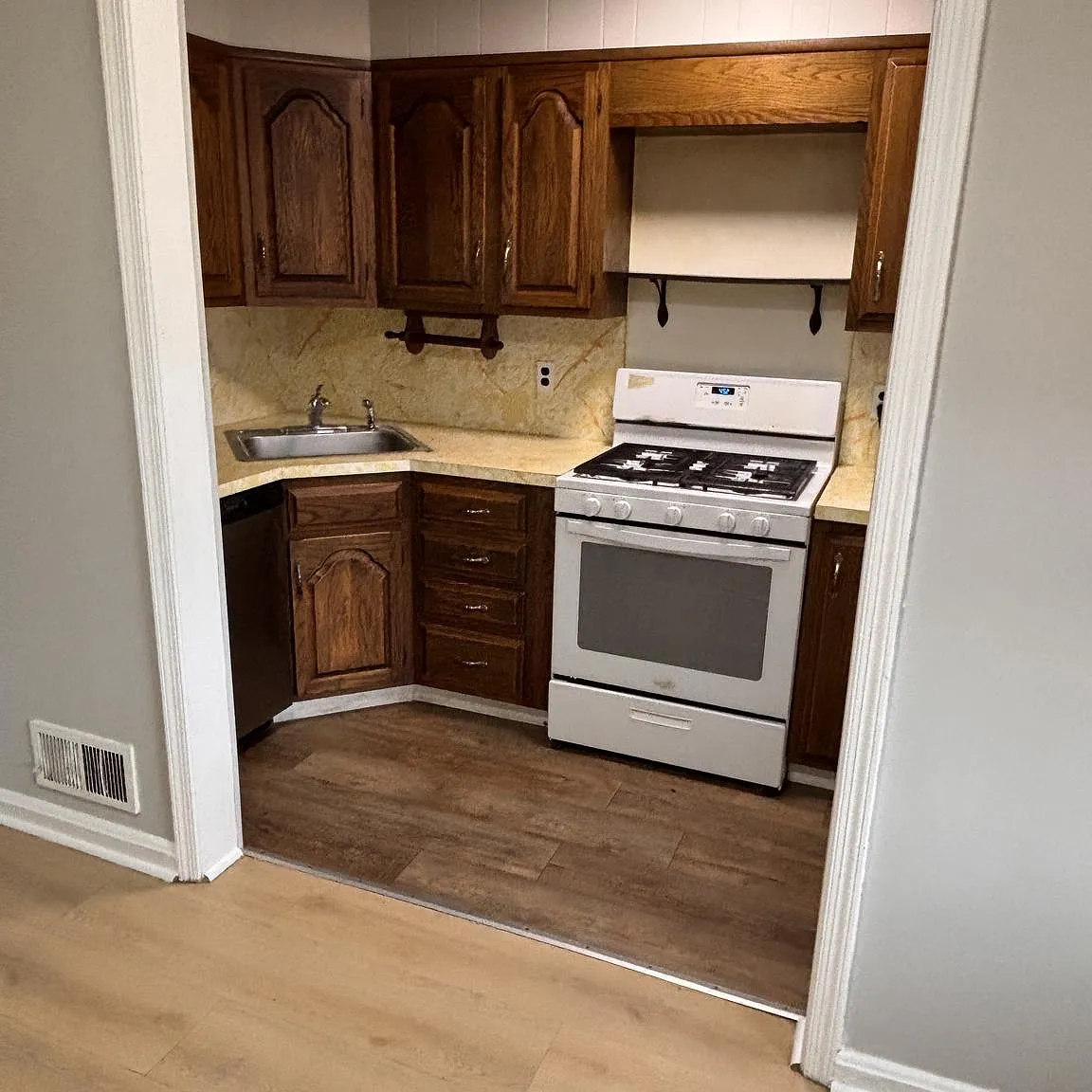 2 bed, 4.0 bath, 1050 sqft, $1,600 — Photo 4