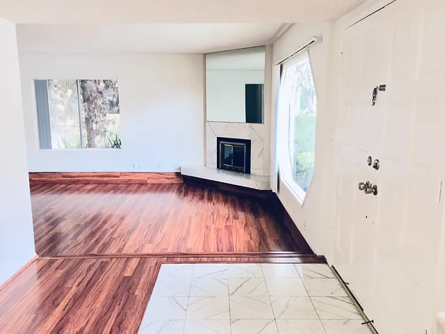 3 bed, 3.5 bath, 2400 sqft, $4,200 — Photo 2