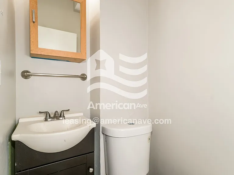 1531479_009_main_bathroom_9.jpg