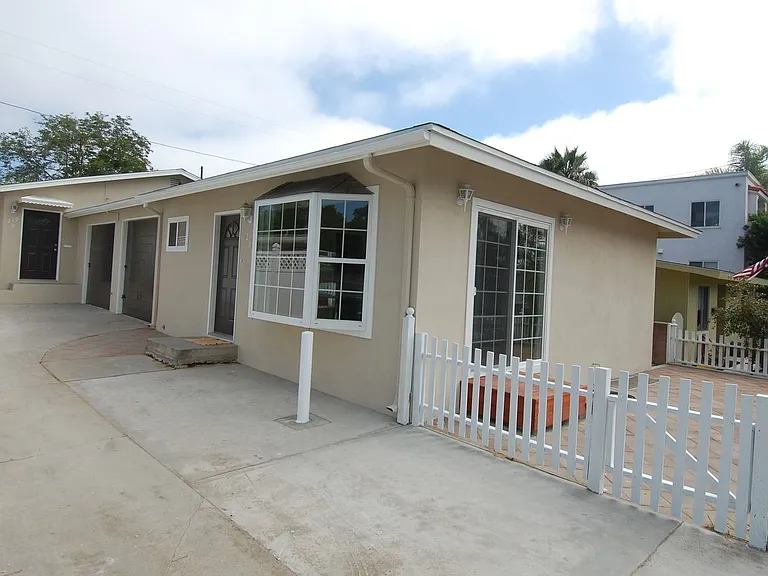 219 W Avenida Palizada — Photo 1
