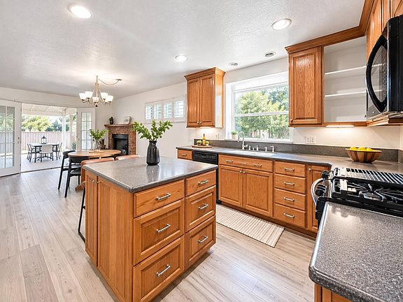 3rd image of 7313 Fairytale St