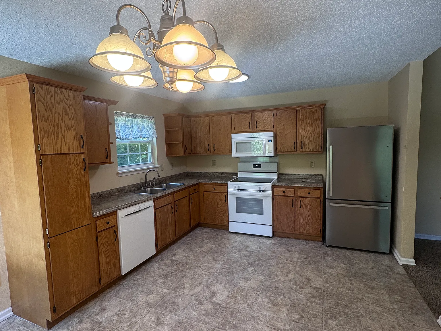 3 bed, 1410 sqft, $2,200 — Photo 4