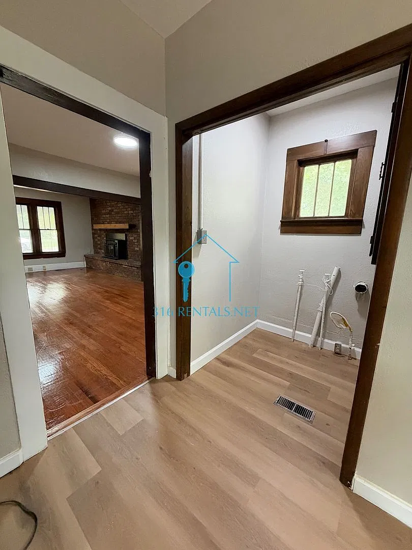 Four bedroom one and a half bath available now! — Photo 4