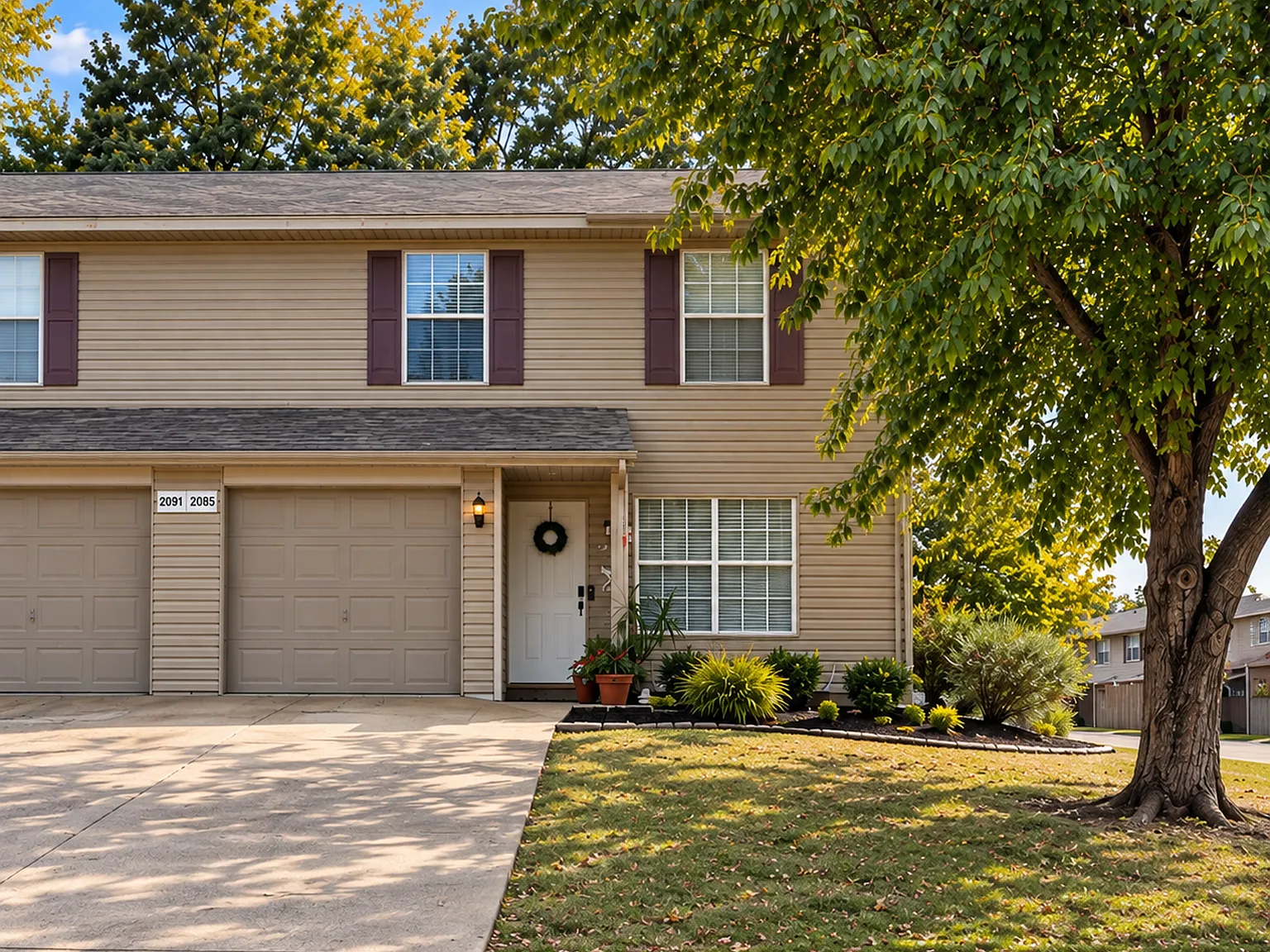Spacious 2 Bedroom 1.5 Bath townhouse with privacy fenced backyard — Photo 2