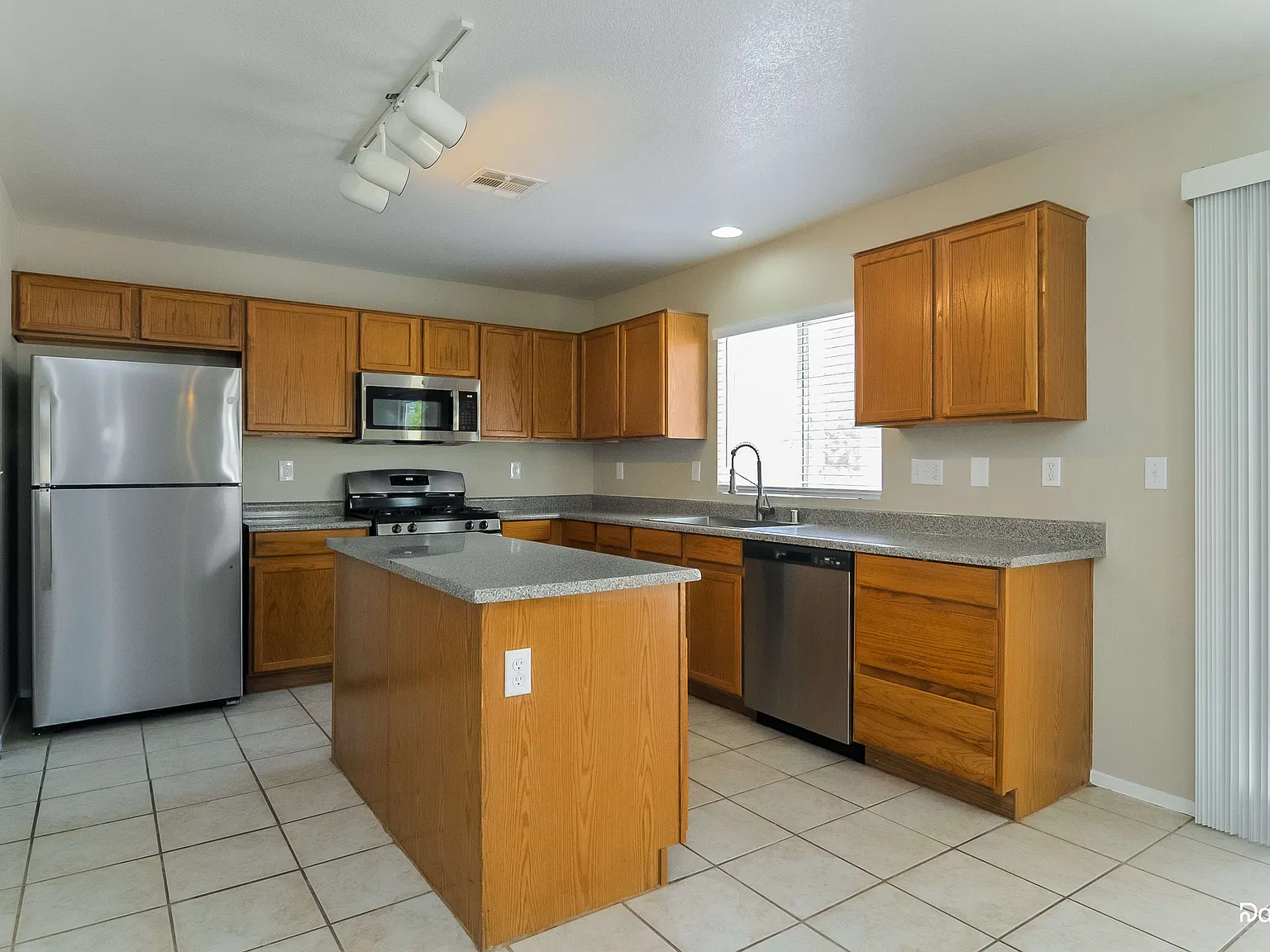 3 bed, 2.5 bath, 1842 sqft, $2,025 — Photo 3