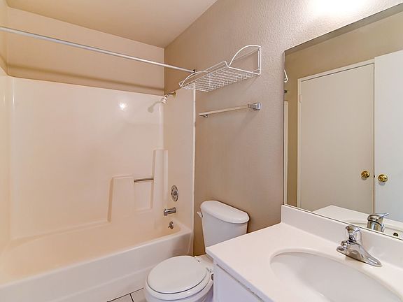 4th image of 824 Hedge Way Unit 2