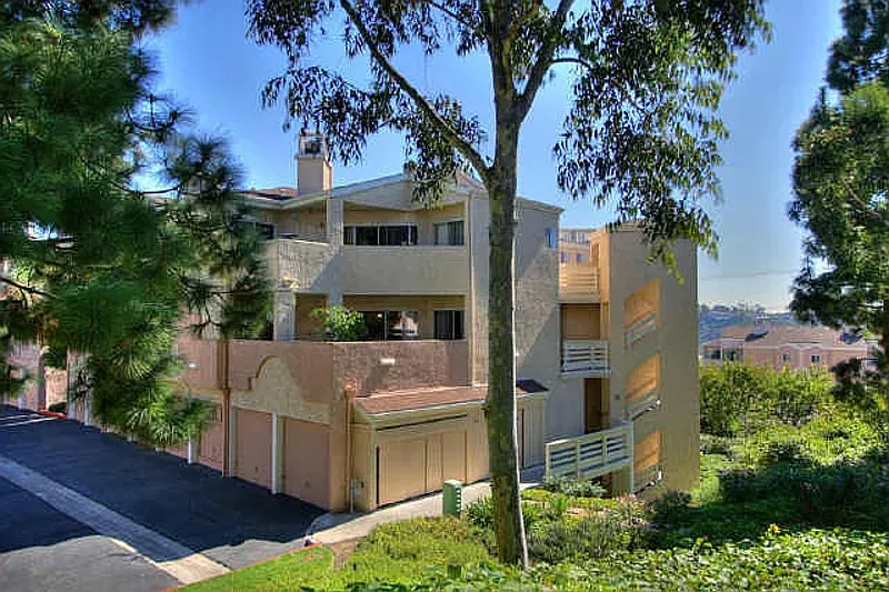 2 bed, 2.0 bath, 1046 sqft, $2,005 — Photo 2