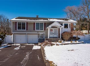 22 Hill Ln, Smithtown, NY 11787