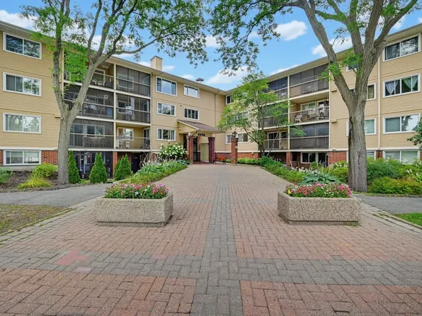 6376 Bilberry Dr #301, Ottawa, ON K1C 4P6