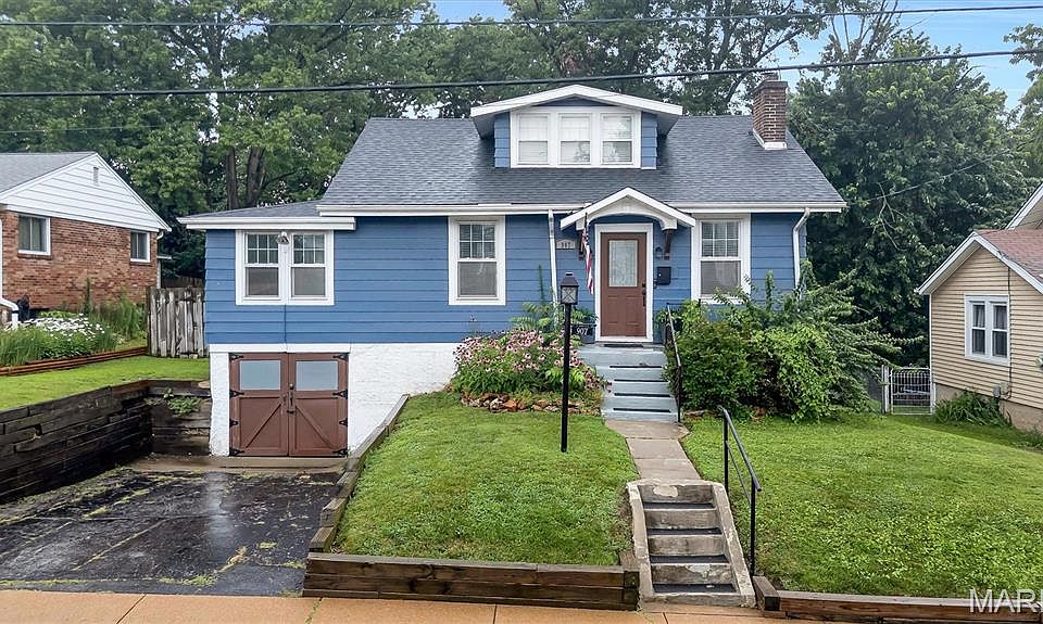 1st image of 907 N Woodlawn Ave
