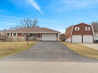 1915 Sprucewood Ln, Lindenhurst, IL 60046