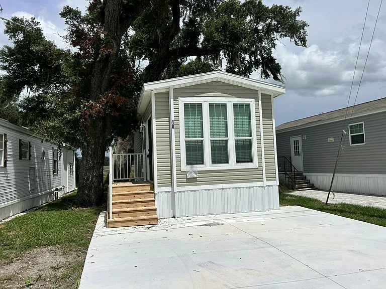 Dade City RV Resort — Photo 42