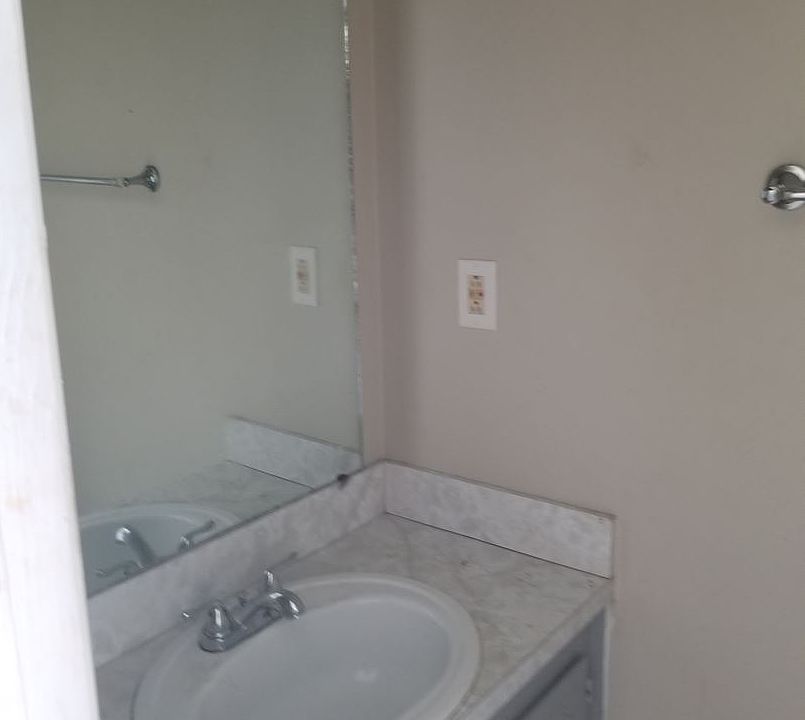 2nd image of 944 Jackson Blvd