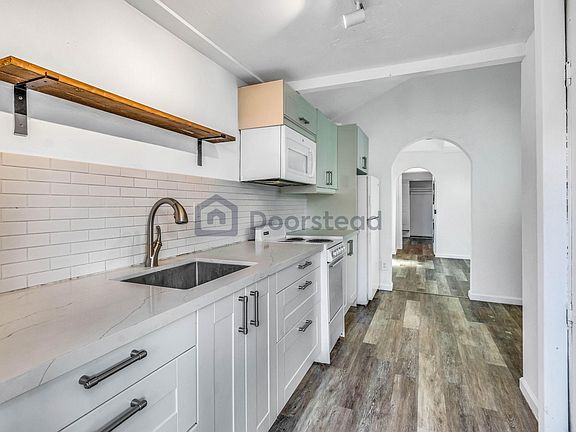 2nd image of 3302 Jewell St #B