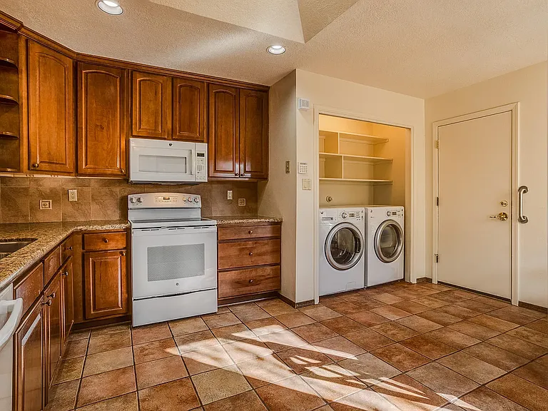 10405 Camino Del Oso NE — Photo 12