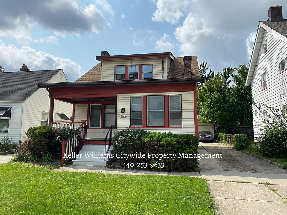 2 bedroom 1 bath down Duplex in Parma with AC and garage parking!