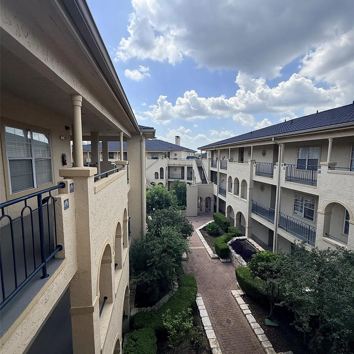 1 bed, 1.5 bath, 842 sqft, $1,700 — Photo 2