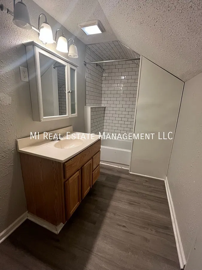 2 bed, 1.0 bath, 700 sqft, $1,275 — Photo 2
