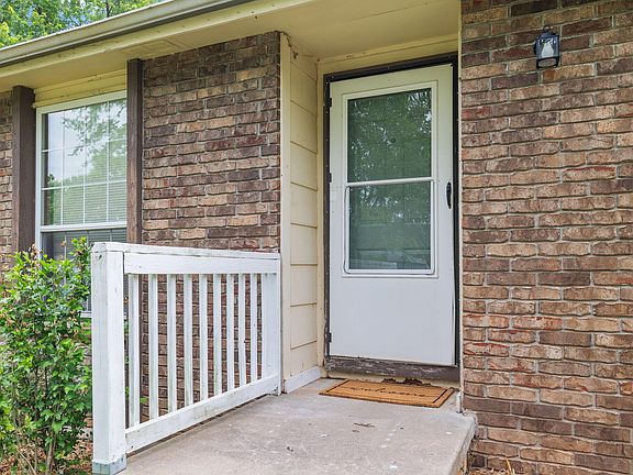 3rd image of 122 N Pinewood Avenue