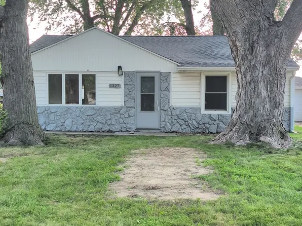 1327 N Cedar Ave, Hastings, NE 68901