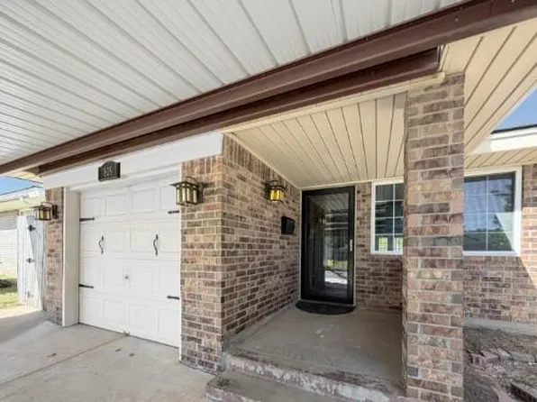 819 NW 1st St, Moore, OK 73160
