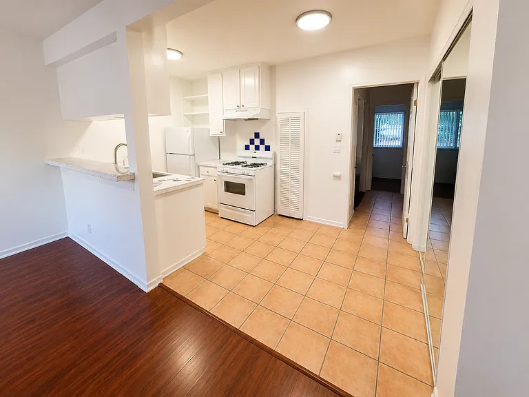Hollyking Apartments — Photo 12