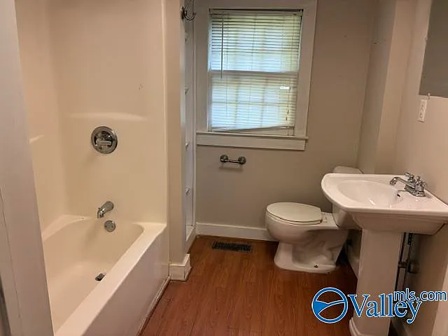 3 bed, 1.0 bath, 1310 sqft, $1,300 — Photo 3