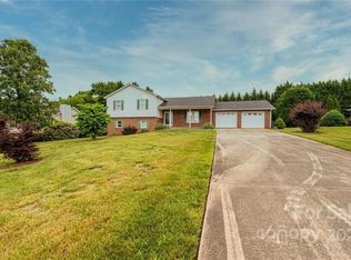 8 Hunters Creek Ln, Granite Falls, NC 28630
