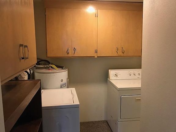 Utility room with washer/dryer.