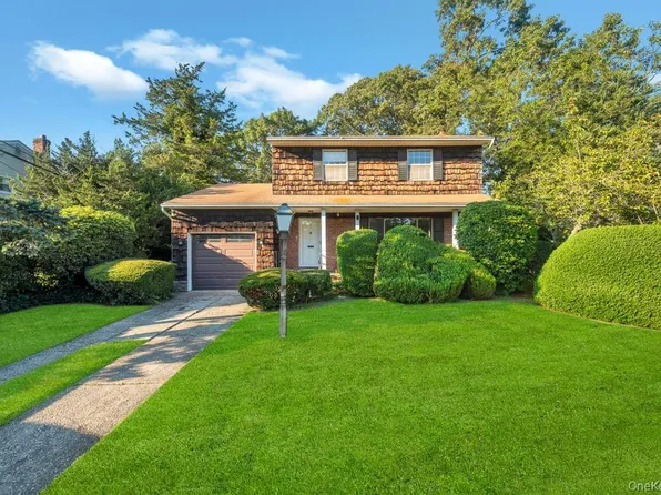 17 Wayne Place, Commack, NY 11725