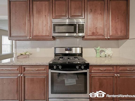 3rd image of 4835 Clover Ln