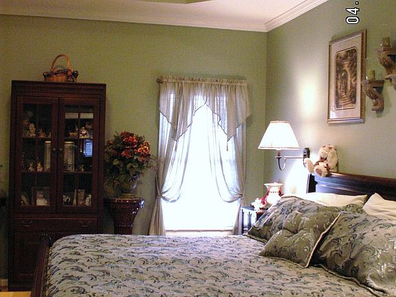 Master BR w/tray ceiling, recessed lights & ceiling fan