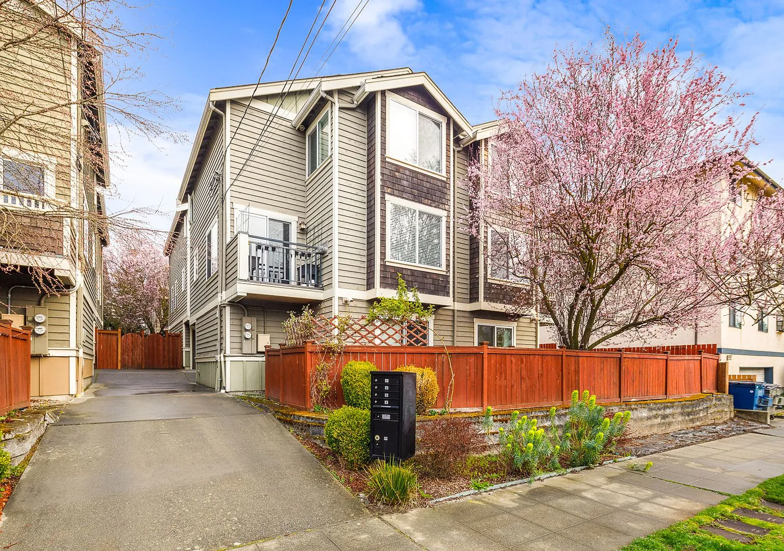 Fantastic Ballard 3 Bedroom 3 Bath Townhouse w/ Garage — Photo 1