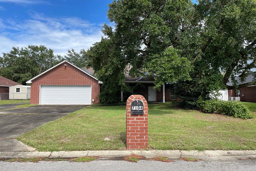 1st image of 7104 Pinehurst Dr