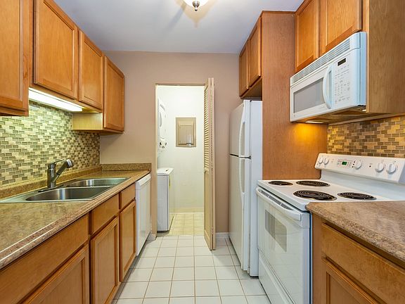 2nd image of 980 N Lakeside Dr APT 1C