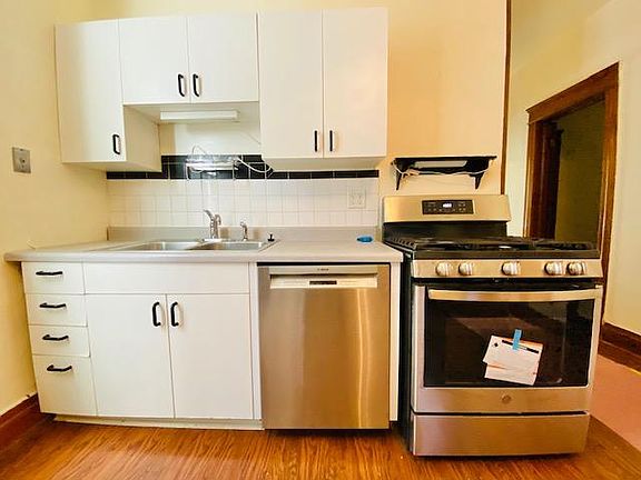 2nd image of 1410 W Cornelia Ave #1