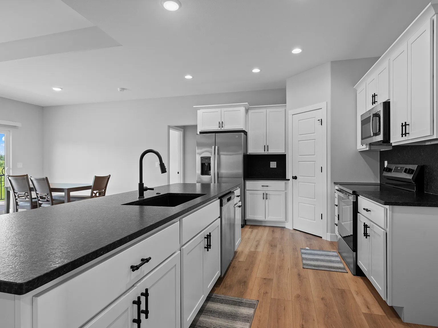 5 bed, 2700 sqft, $4,500 — Photo 3