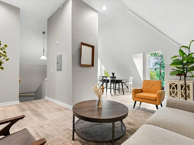 558 Marston St #5 — Photo 3