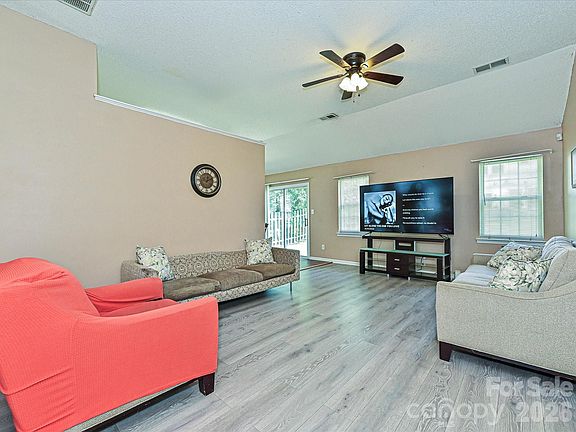 3rd image of 13939 Dingess Rd