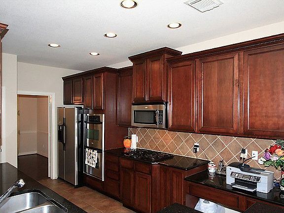Kitchen w/granite counters & s/s appliances