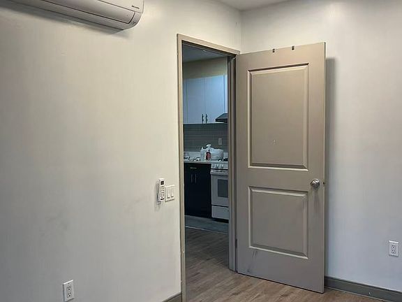 5th image of 10852 Roosevelt Ave #1