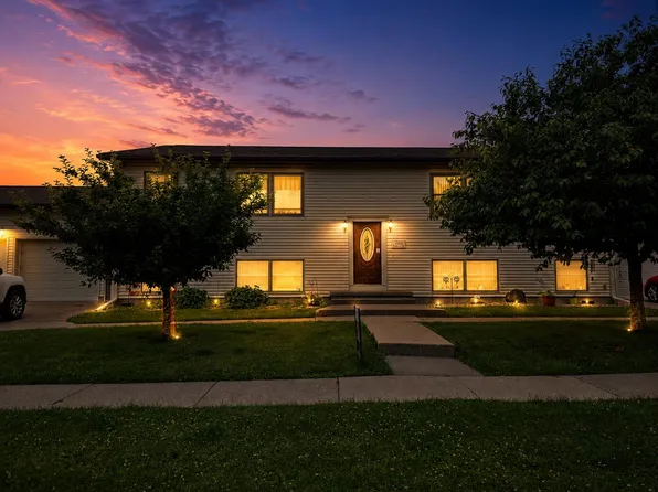1203 Kirstin Ct APT 2, Muscatine, IA 52761