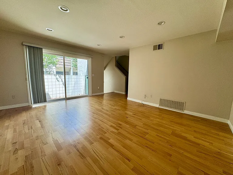 594 W Huntington Dr #C — Photo 6