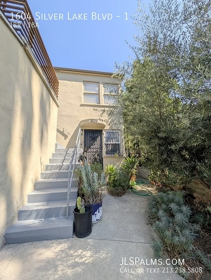Vintage 1 Bed W/Hardwood Floors & New AC! — Photo 2