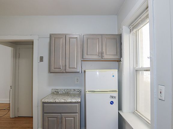 4th image of 654 W Oakdale Ave APT 2S